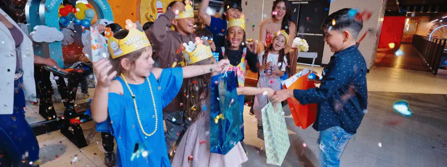 Niños celebrando un cumpleaños con confeti en la Bolera Mayorca