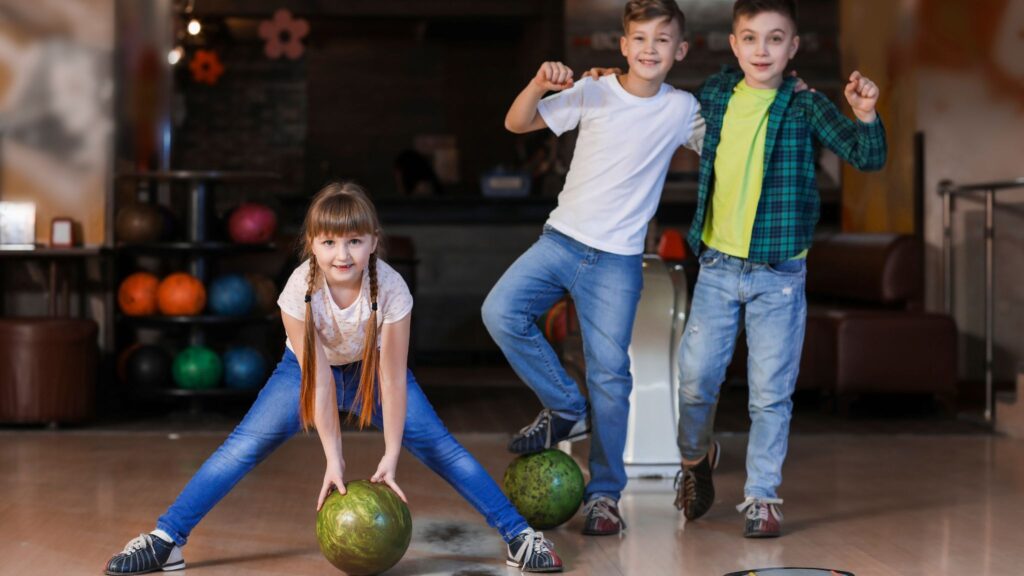 Uno de los planes de vacaciones para niños en Medellín es jugar en las pistas para bolos adaptadas para los más pequeños en la bolera mayorca
