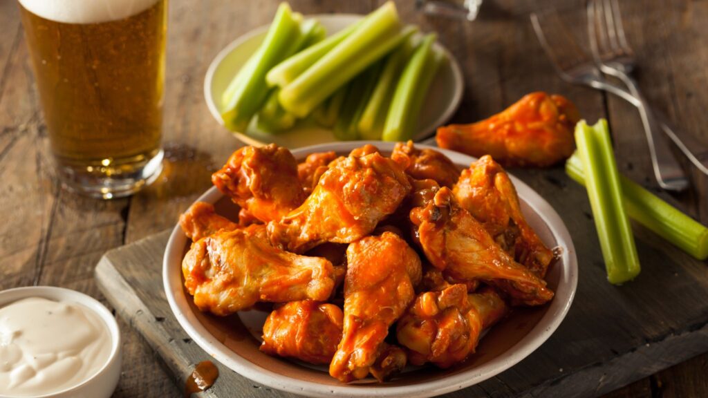 Martes de bolos y alitas: el plan económico para disfrutar la semana en el sur del Valle de Aburrá