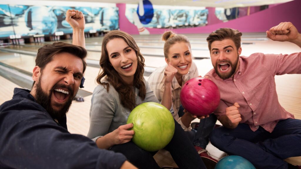 ¿Por qué los martes de bolos y alitas son el plan ideal para universitarios, amigos y after office?