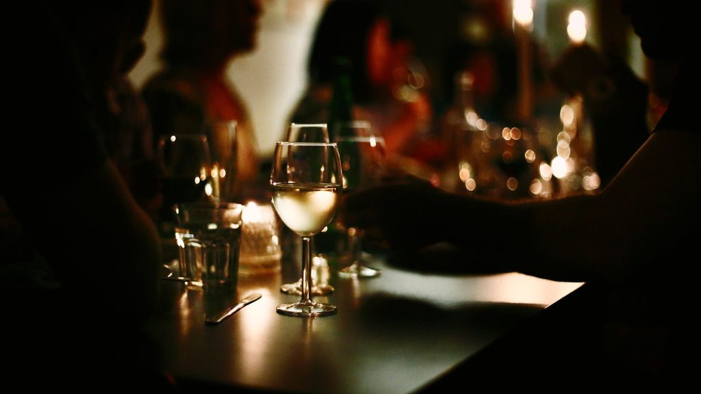 ¿Música, luces y cocteles: un plan nocturno en pareja en Medellín?